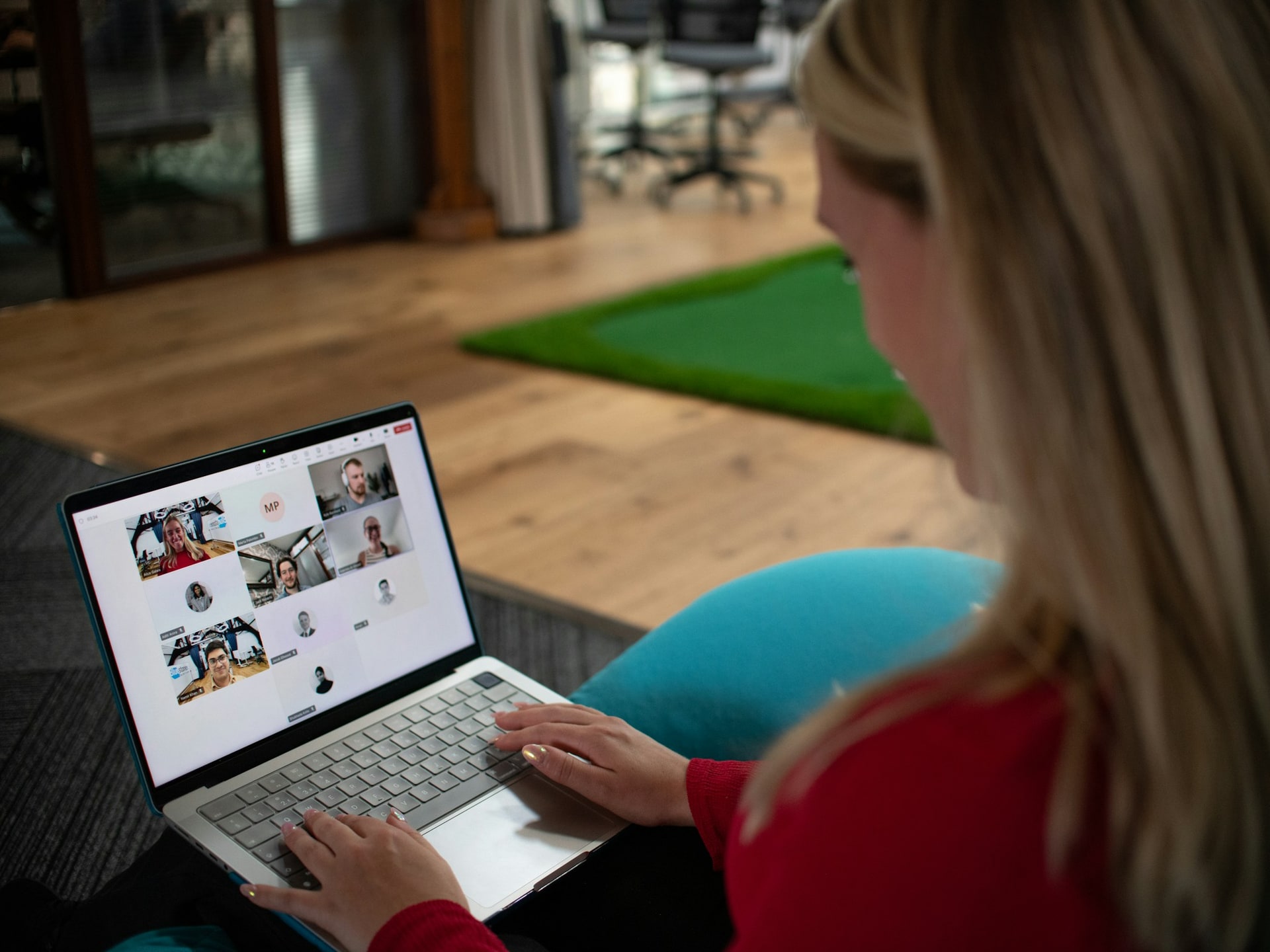 Mulher em consulta por videochamada no notebook